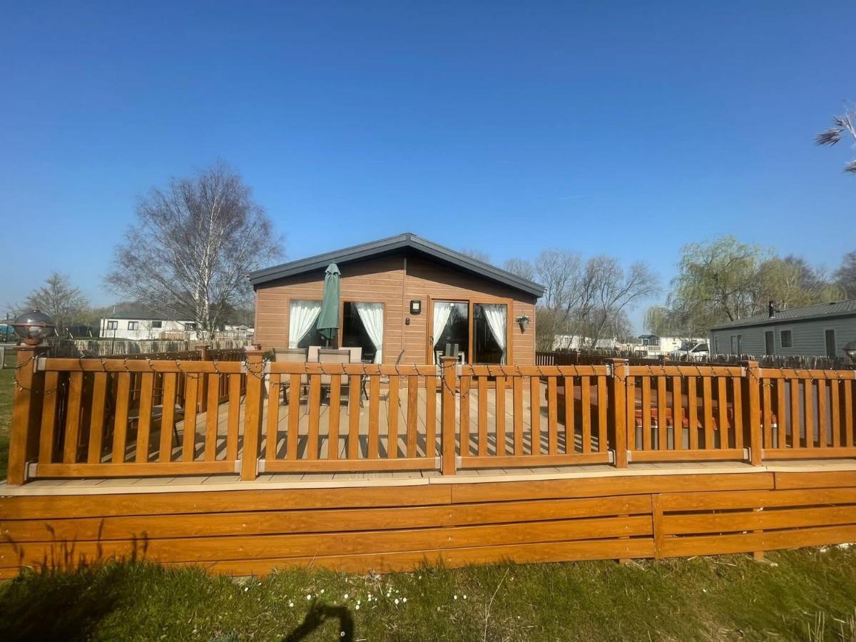 Luxury Lakeside Lodge L1 With Hot Tub Situated At Tattershall Lakes Country Park Eksteriør billede