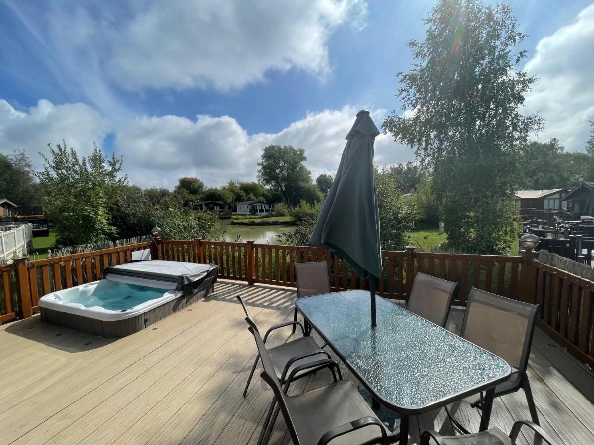 Luxury Lakeside Lodge L1 With Hot Tub Situated At Tattershall Lakes Country Park Eksteriør billede