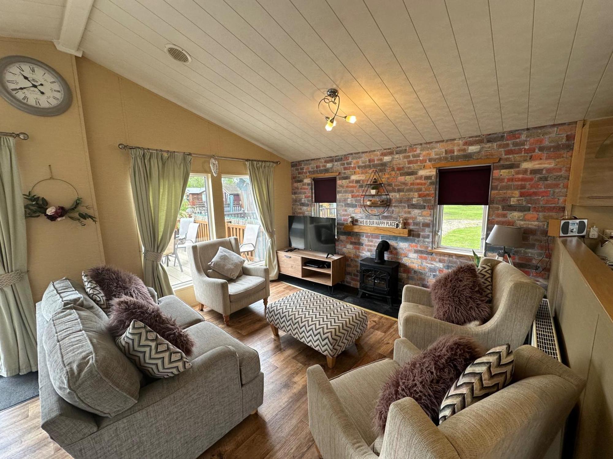 Luxury Lakeside Lodge L1 With Hot Tub Situated At Tattershall Lakes Country Park Eksteriør billede